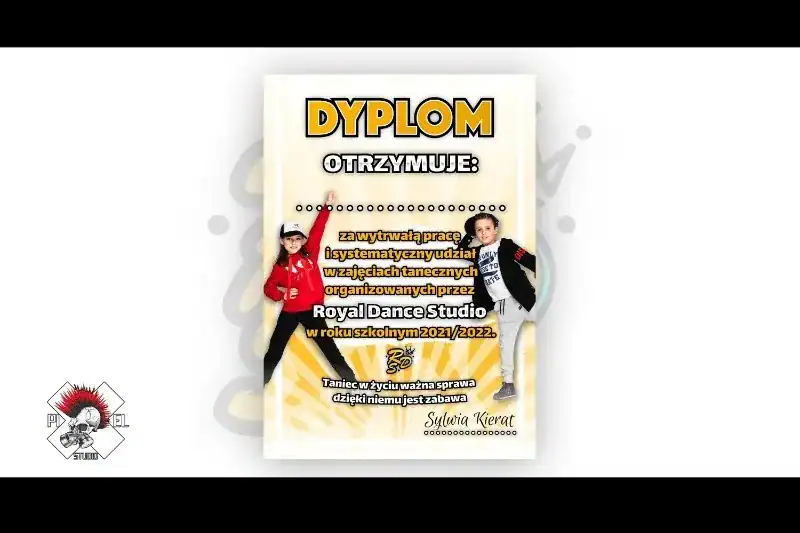 Kolorowy polski certyfikat przedstawia dwoje uśmiechniętych dzieci w tanecznych pozach po obu stronach. Pogrubiony nagłówek "DYPlOM" pojawia się nad czarno-żółtym tekstem nagradzającym udział w zajęciach Royal Dance Studio w latach 2021/2022. Tło zawiera logo o tematyce tanecznej i promienie słońca.
