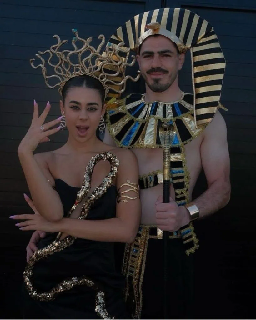 אנג'ל ברנס בתחפושת קליאופטרה בעיצוב Stylish 
