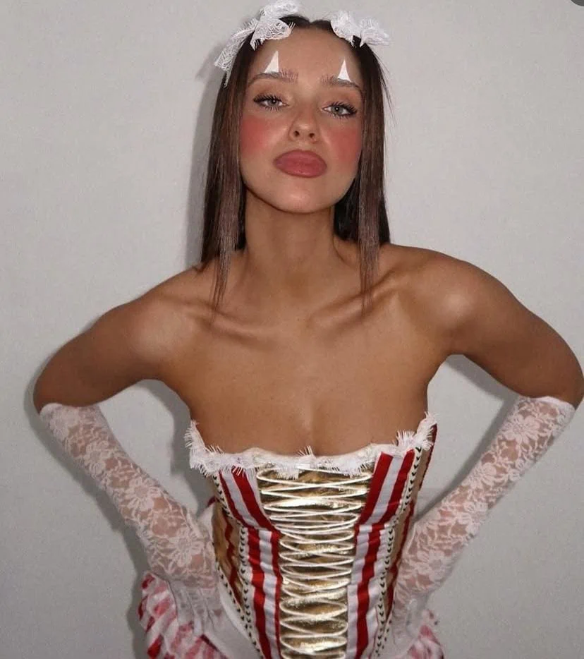 נטע אלחמיסטר בתחפושת ליצנית קרקס בעיצוב Stylish