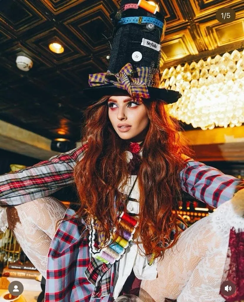 קים אור אזולאי בתחפושת הכובען המטורף בעיצוב Stylish