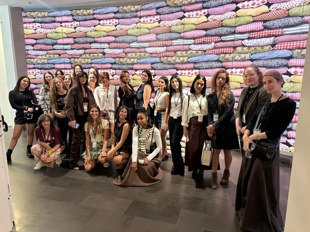 תלמידות ובוגרות Stylish יצאו לסיור מקצועי במוזיאון העיצוב חולון
