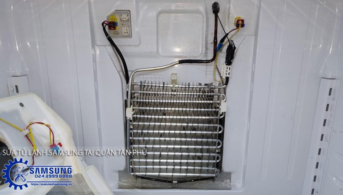 Refrigerator side-by-side Samsung cooling system repair with internal components and wiring. Expert service for Samsung fridge repairs at Quận Tân Phú, contact 024 3999 8888.