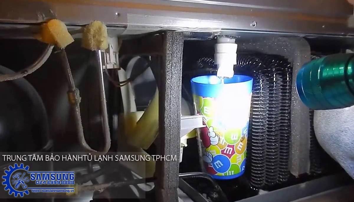 Broken ice maker repair in Samsung side-by-side refrigerator, repair service in Ho Chi Minh City, call 024 3999 8888 for professional Samsung refrigerator maintenance.
