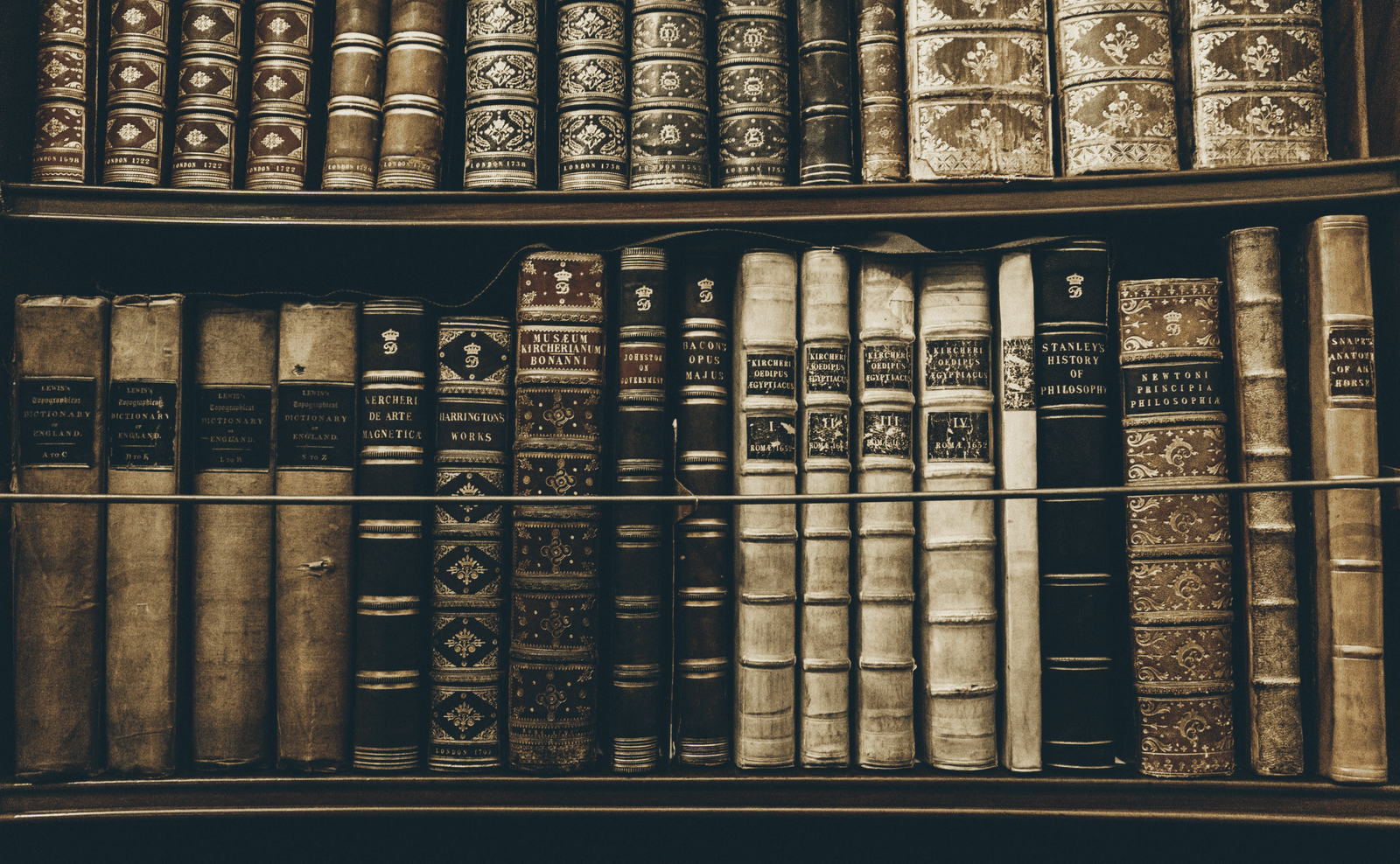 Stare knjige na policama, antikvi zbirka knjiga za čitanje i istraživanje, istorijske knjige.