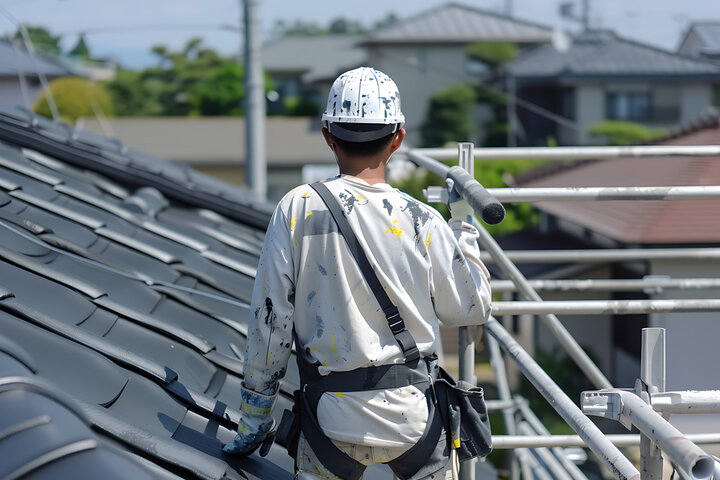 長野の屋根の塗装をする職人