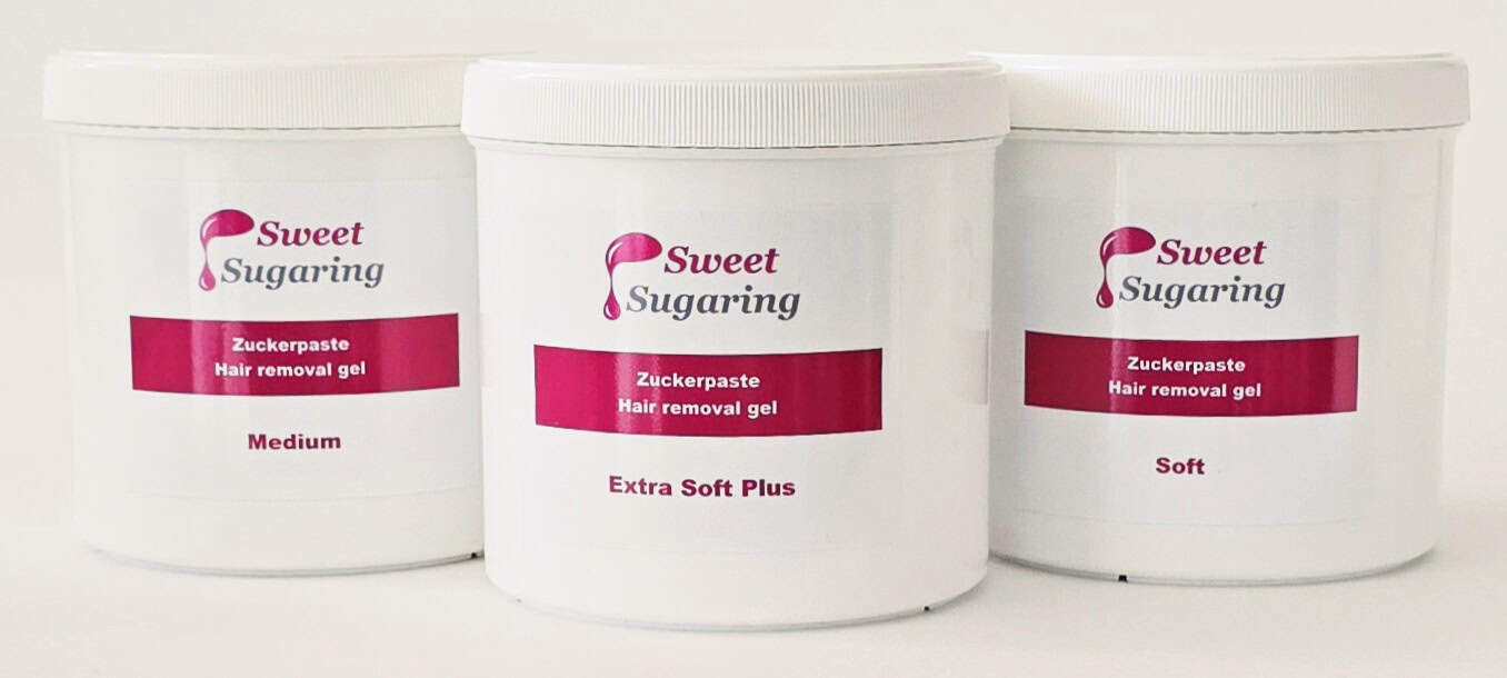 Ein Set von drei Dosen Sweet Sugaring Zuckerpaste in verschiedenen Stärken.