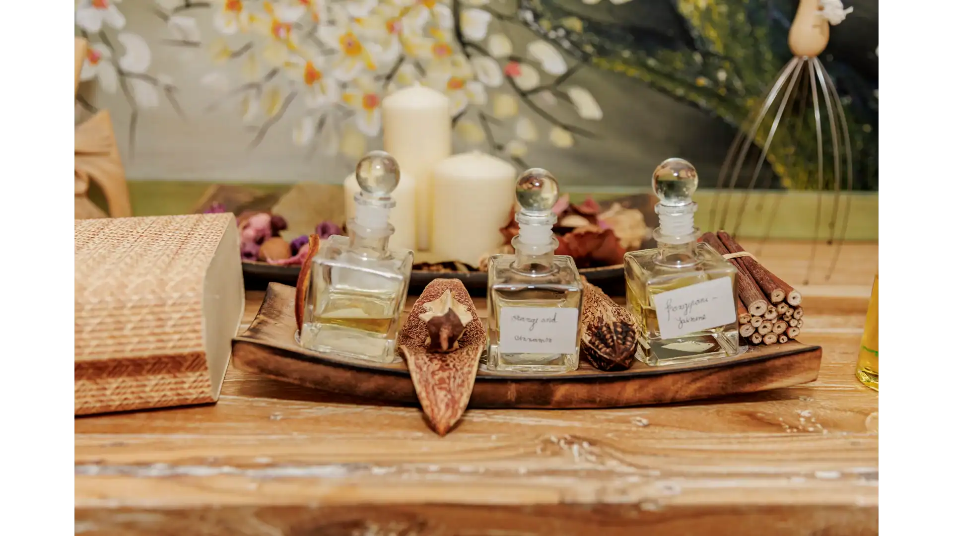Set de aromaterapie cu uleiuri esențiale și lumânări pentru relaxare.