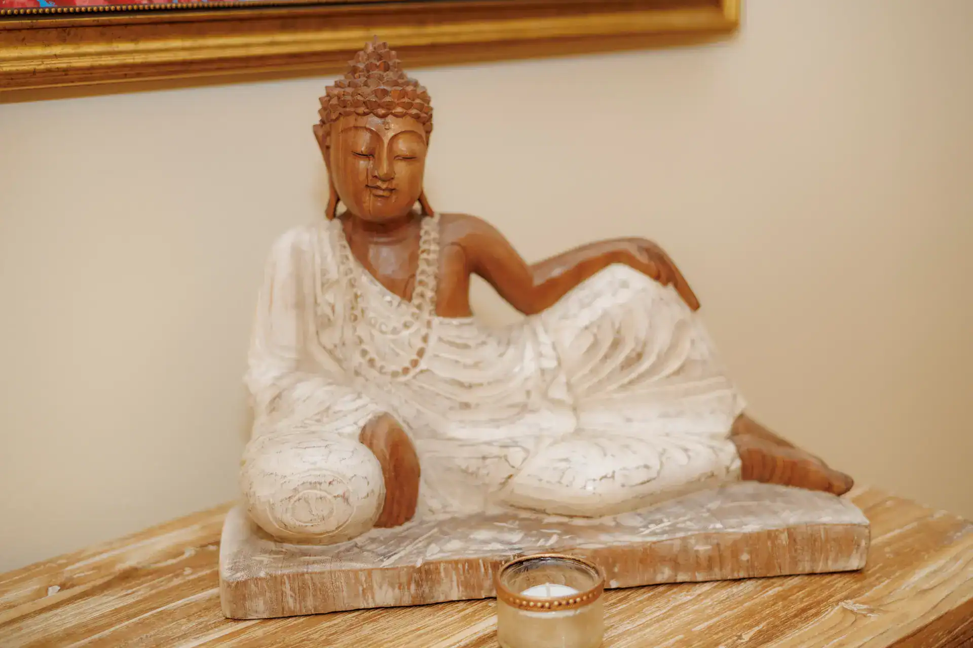 Statuetă Buddha decorativă pentru spa și relaxare.