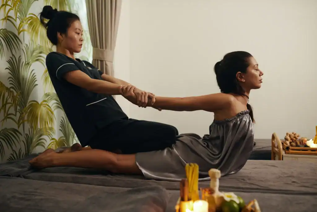 Masaj Thai relaxant la Taksu Spa pentru relaxare profundă.