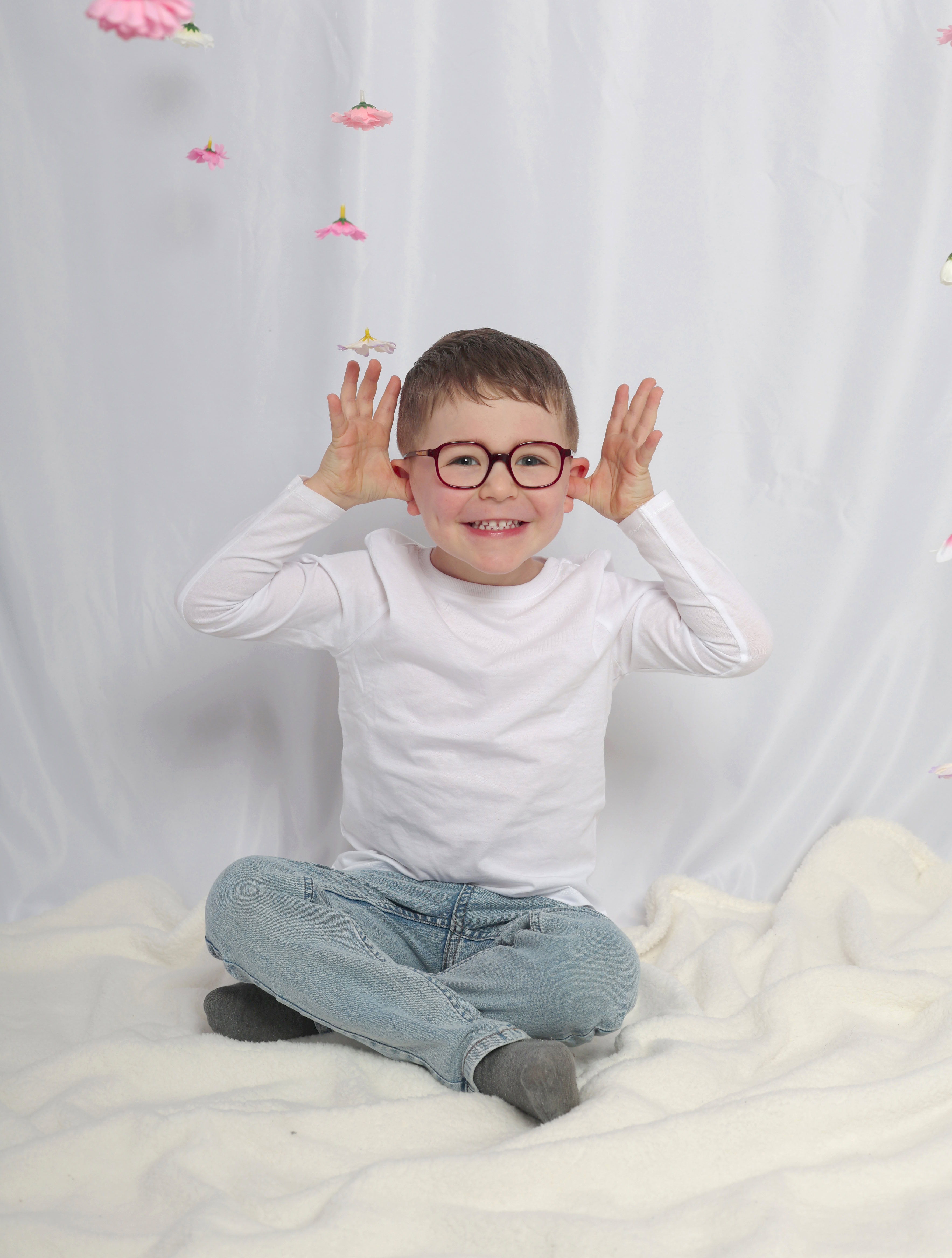 Portrait de future maman dans un décor floral