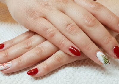 Professionelle Maniküre im Nagelstudio für gepflegte Hände