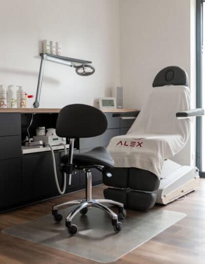 Behandlungsstuhl in moderner Praxis für Körpertherapie und Wellness.