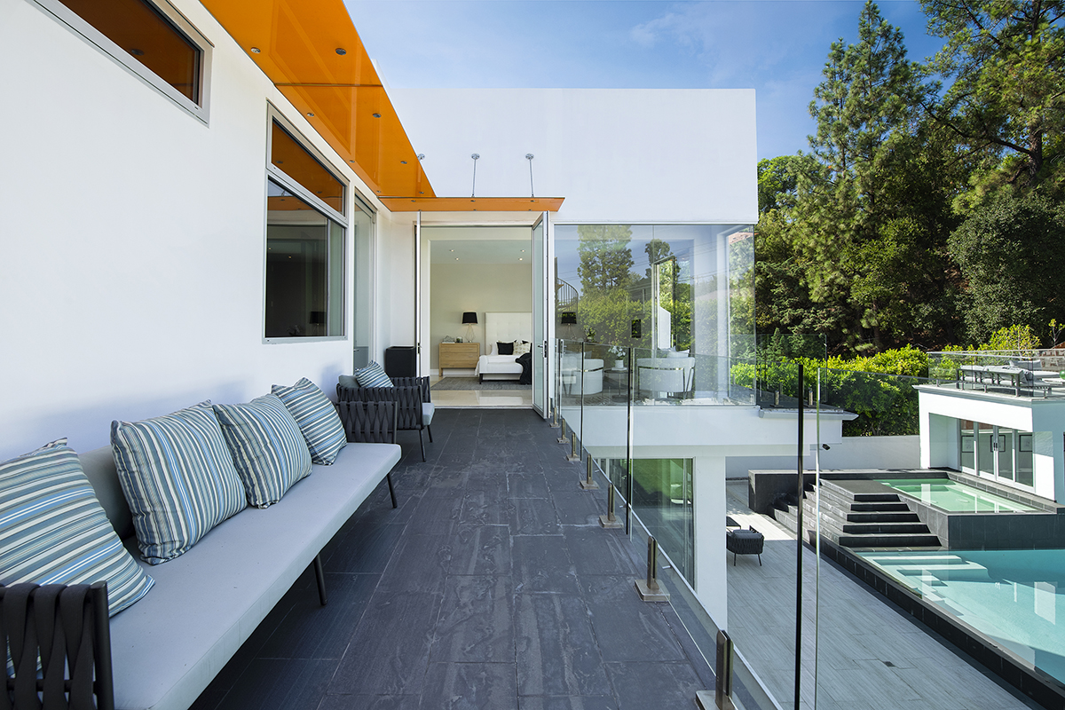 Deck com vista para a piscina em uma casa moderna