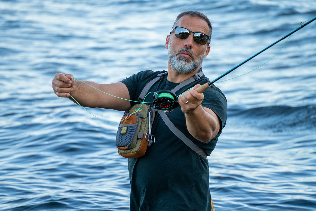 Homem pescando na água