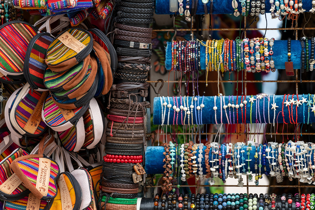 Bolsas e pulseiras do mercado local
