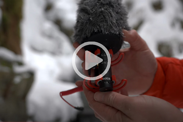 Jake Sloan avec microphone