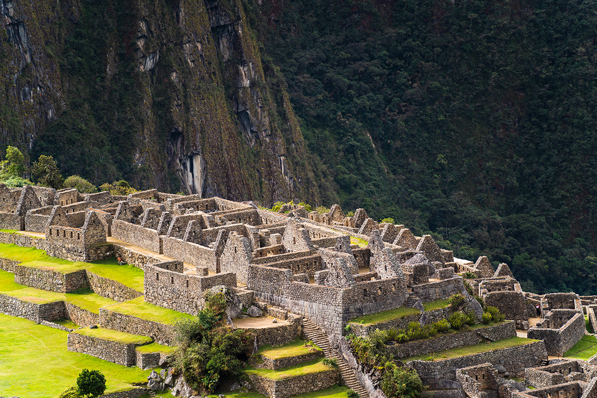 Ruines en pierre de Machu Picchu capturées avec de nombreux détails à l'heure dorée, présentées dans l'article 35-150mm Travel Lens Review de Jose Mostajo.
