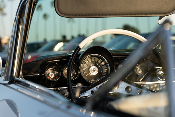 Interior de un coche antiguo con un enfoque nítido en el velocímetro, captado a través de la ventanilla, lo que demuestra cómo la elección del objetivo adecuado mejora los detalles en la fotografía de automóviles.