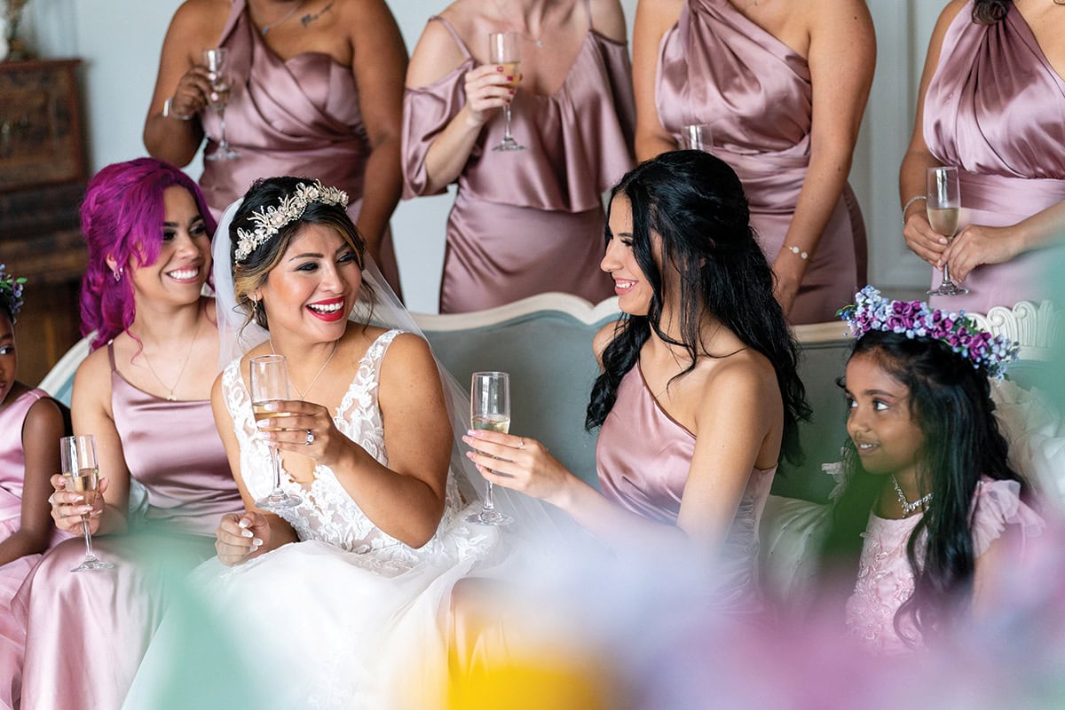 Mariée, demoiselle d'honneur et demoiselles d'honneur fêtant avant la cérémonie