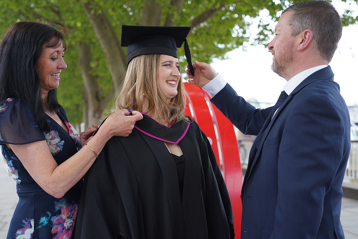 <p>Focal length : 40mm<br />
Exposure : F/2.8 1/200 sec ISO 100</p>
