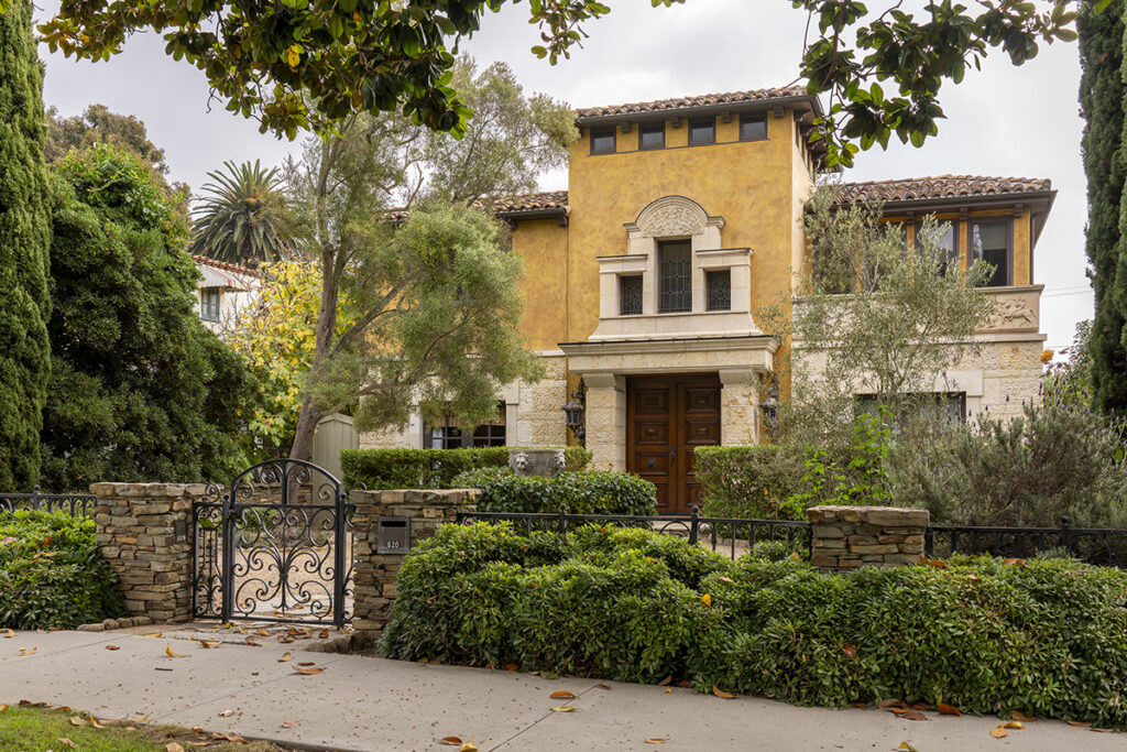 Real estate exterior property shot with a Tamron lens by Hernan Rodriguez.