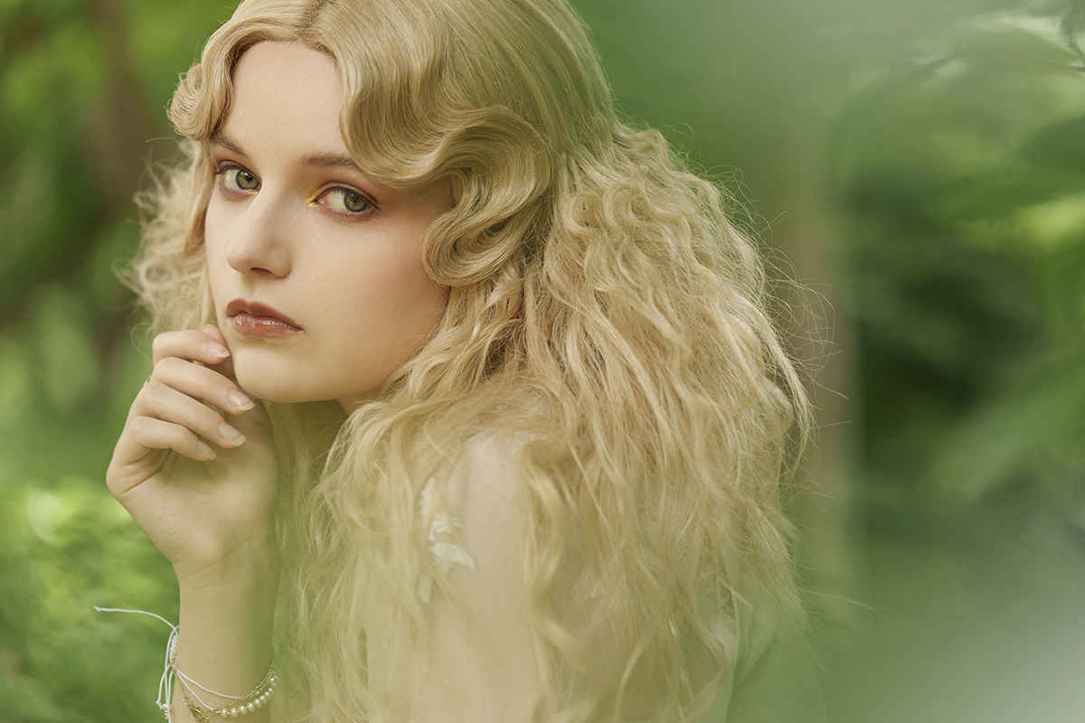 Un sereno retrato de una joven en un exuberante entorno verde.