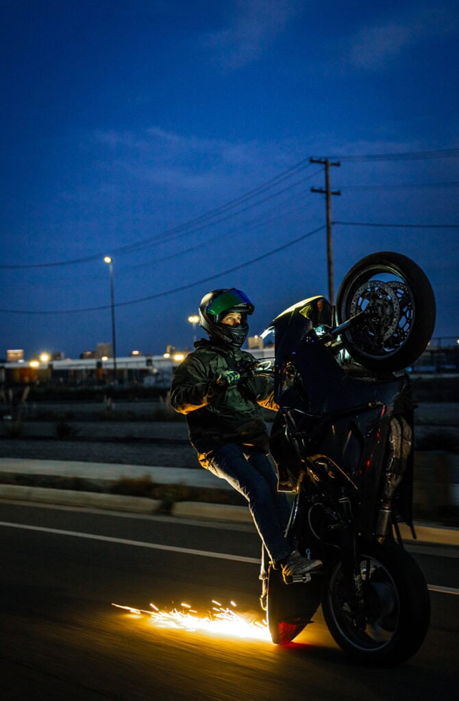 Un coureur avec des étincelles suite à un grattage.