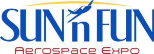 Logotipo de la Exposición Aeroespacial Sun 'n Fun con un gráfico de un avión azul, que subraya el interés del acontecimiento por la aviación y el sector aeroespacial.