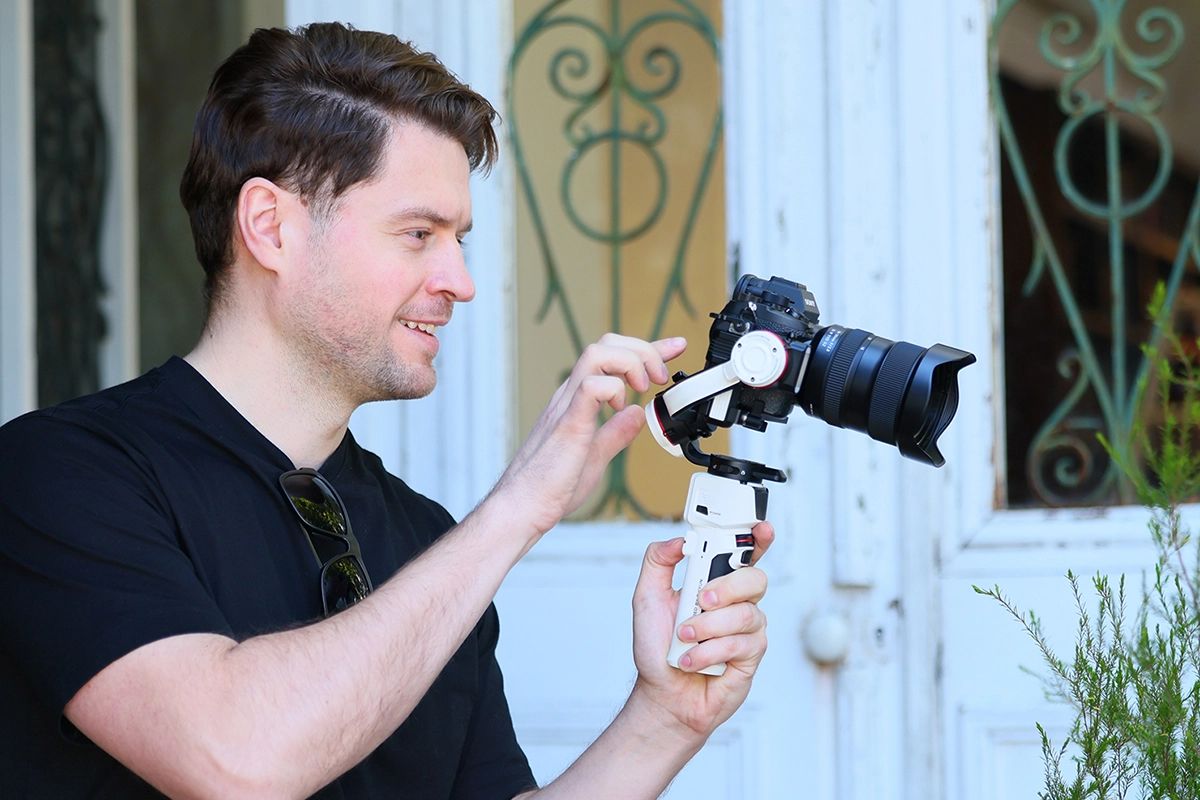 Homme tenant un appareil photo avec l'objectif 16-30mm