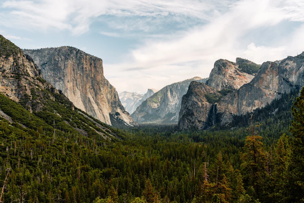 Vallée profonde du parc national de Yosemite
