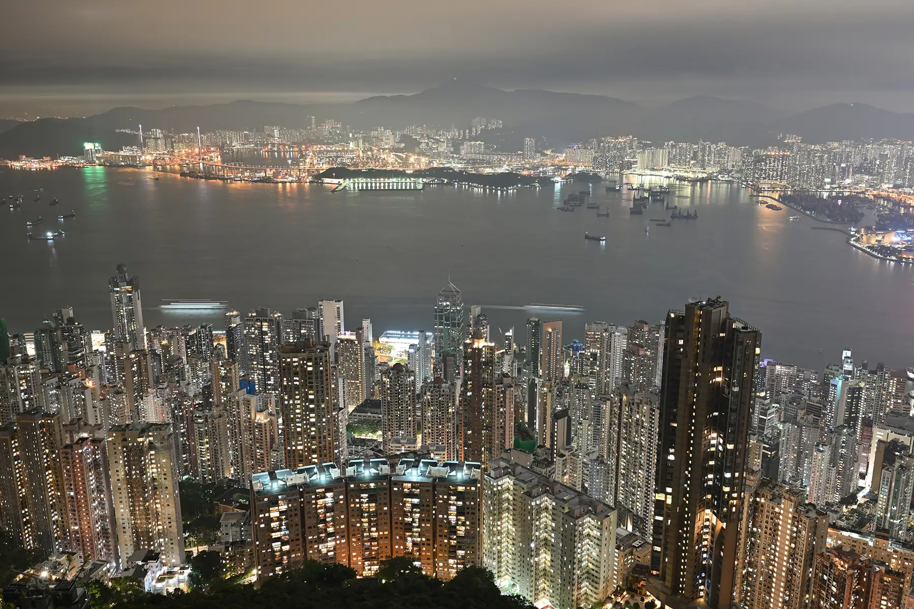 Paysage urbain nocturne dramatique surplombant un port, capturé à 30 mm lors de l'examen du Tamron 16-30 mm F2.8 G2, mettant en évidence la netteté, la clarté et le contrôle de l'objectif en photographie urbaine à longue exposition.
