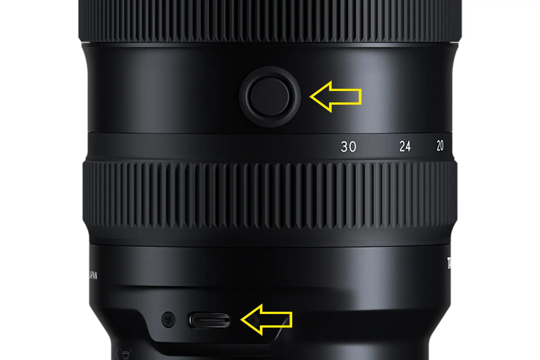 Vue rapprochée du boîtier de l'objectif Tamron 16-30 mm F2,8 G2 mettant en évidence le bouton de réglage de la mise au point et le port USB-C, utilisés pour personnaliser les fonctions de mise au point via le logiciel Tamron Lens Utility.