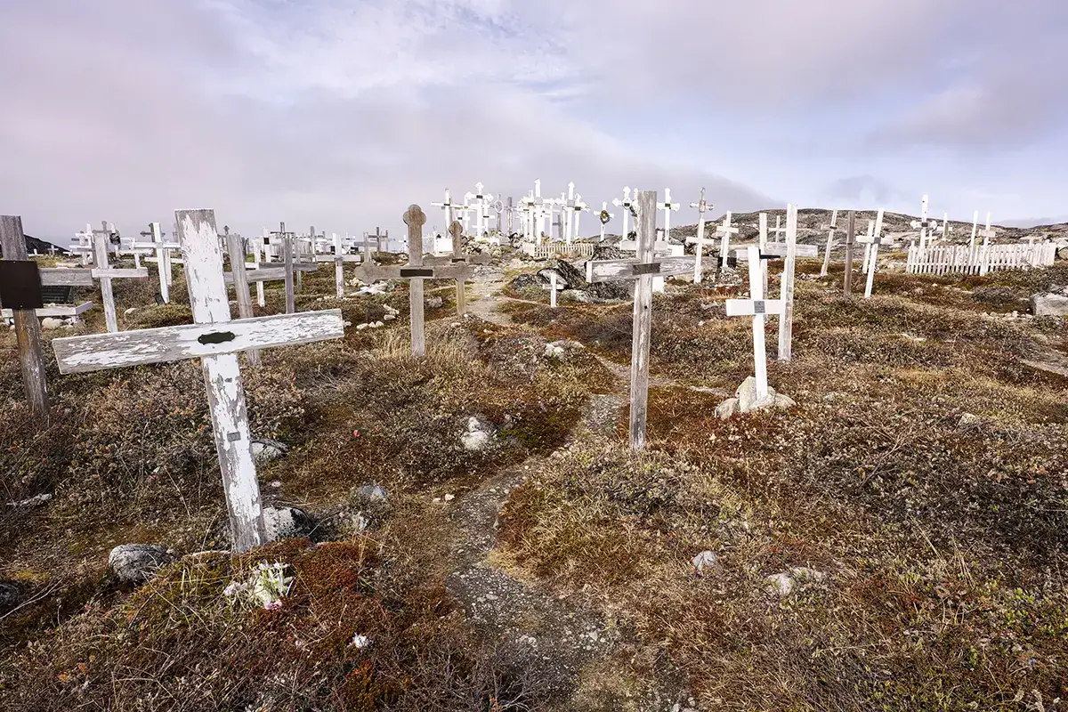 Vieux cimetière d'Ilulissat, au Groenland, avec des rangées de croix en bois blanc, photographiées avec un objectif grand angle Tamron.