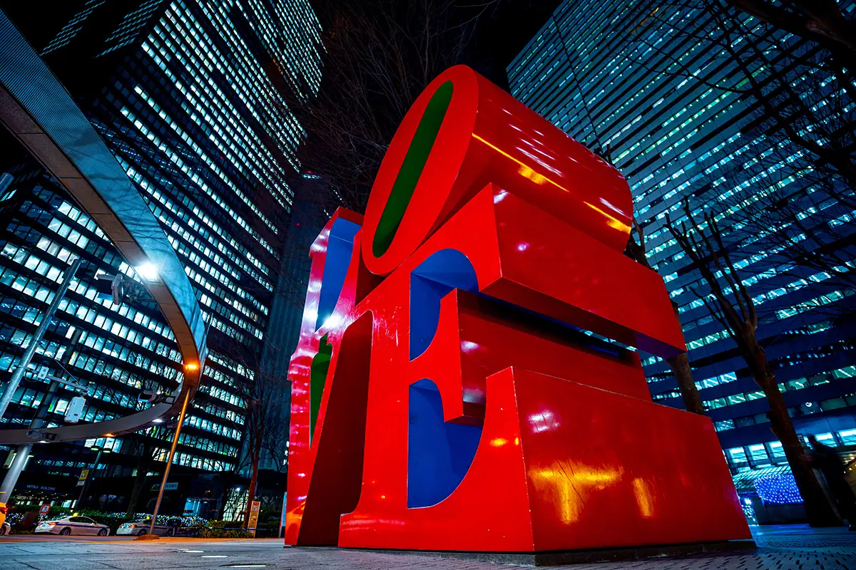 Night cityscape with bold perspective distortion captured using a wide-angle mirrorless lens.