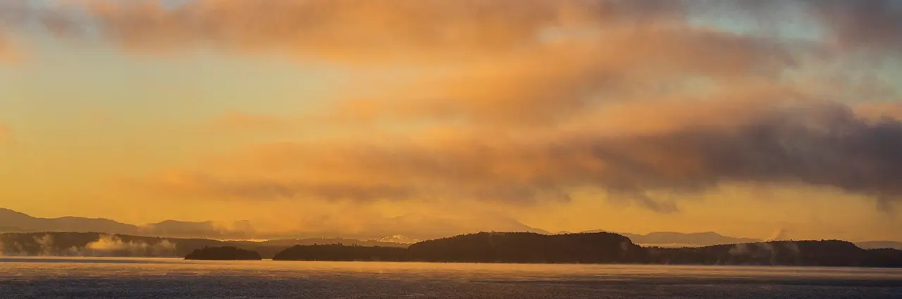 Fotos de la hora dorada del cielo resplandeciente y las nubes.