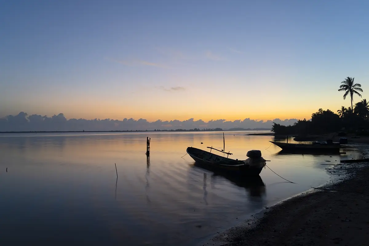 Foto de la hora azul a contraluz con siluetas y cielo crepuscular.