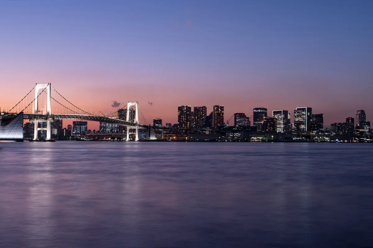 El horizonte de la ciudad y las luces del puente en la hora azul del atardecer.