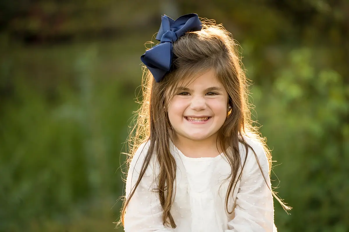 Fotos de la hora dorada que muestran el retrato de un niño a contraluz natural.