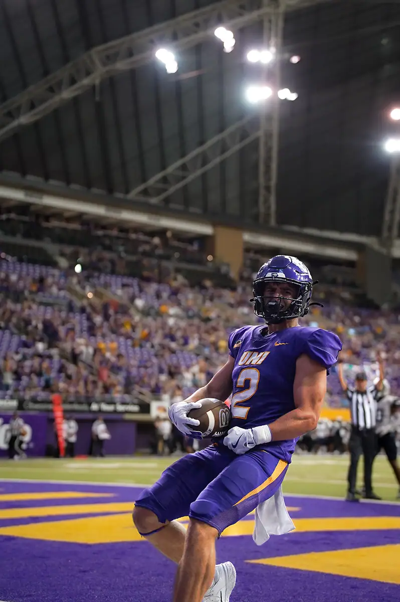 Un joueur de football qui vient de marquer un touchdown.