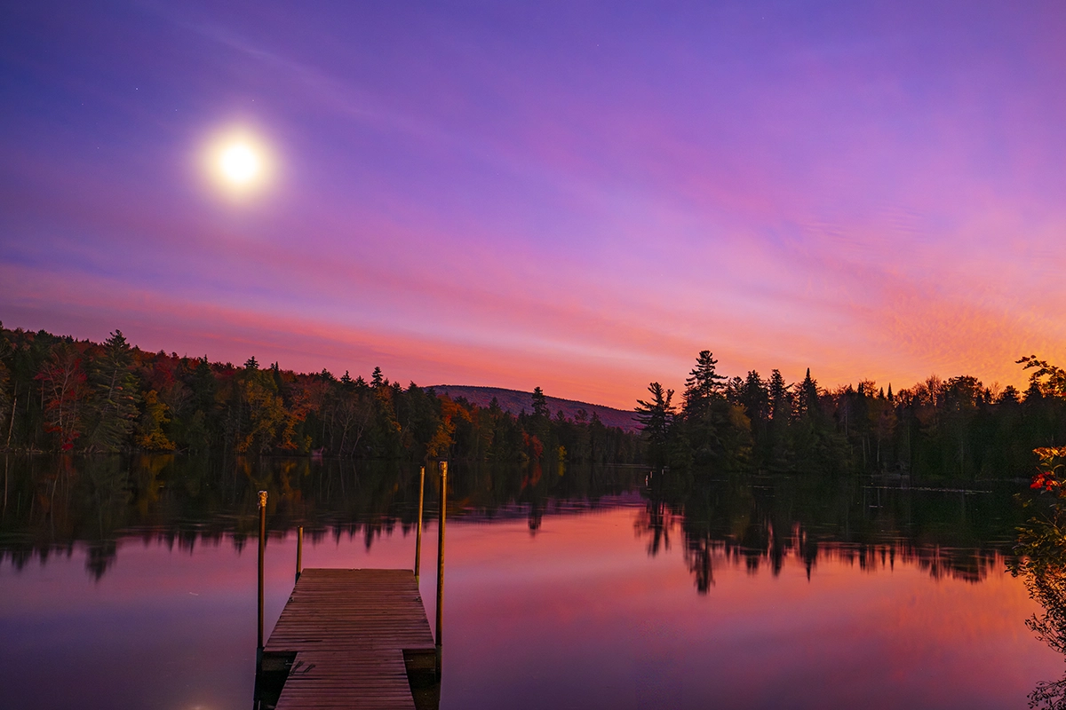 Escena de un lago a la luz de la luna con un destello mínimo gracias al Tamron 25-200 mm G2.