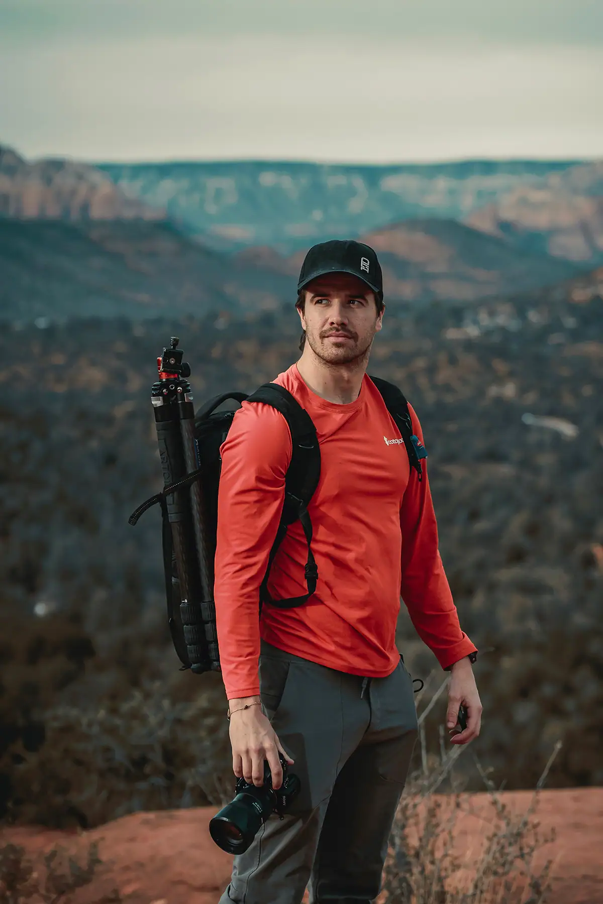 Seth Macey al aire libre con su cámara y su trípode, representando la fotografía narrativa visual en Norteamérica.