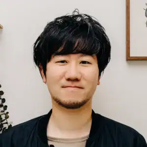 Retrato del fotógrafo Keita Suzuki fotografiado en interiores, utilizado para la reseña del retrato familiar con el Tamron 28-75 mm F2.8 G2.