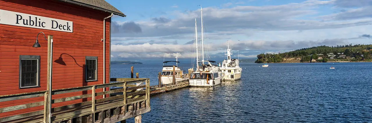 Quai public avec des bateaux amarrés au coucher du soleil dans la région de Seattle, photographié avec le Tamron 28-75mm F/2.8 G2