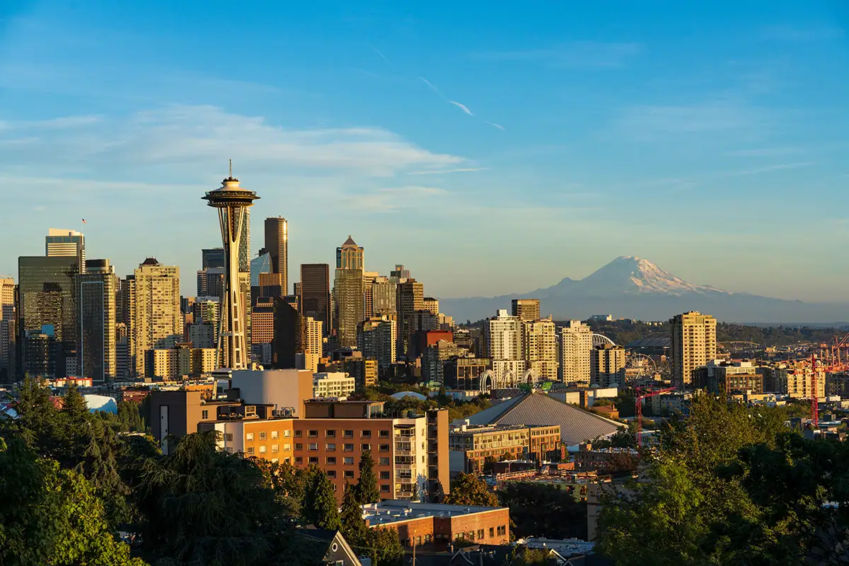 El horizonte de Seattle y el monte Rainier fotografiados con el Tamron 28-75 mm F2.8 G2, mostrando la nitidez y el detalle del paisaje.