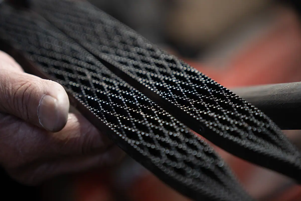 Gros plan sur les limes métalliques texturées utilisées dans la fabrication des instruments SANSHIN, photographiées avec le Tamron 28-75mm F2.8 G2 pour mettre en évidence les détails fins dans le cadre d'un documentaire de narration visuelle.