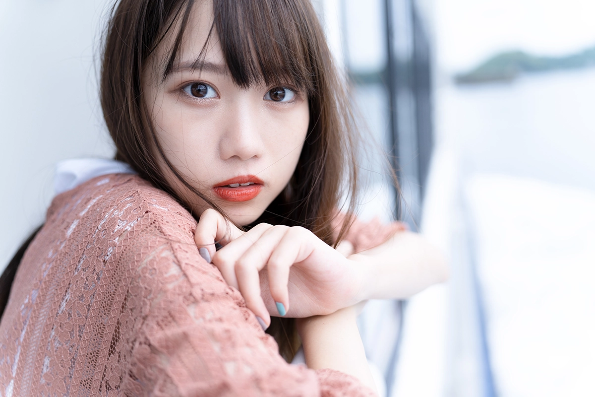 Retrato en primer plano al aire libre de una mujer capturado con el objetivo Tamron 35-150 mm F2-2.8, que muestra un enfoque detallado de los ojos, un suave desenfoque del fondo y tonos de piel naturales.