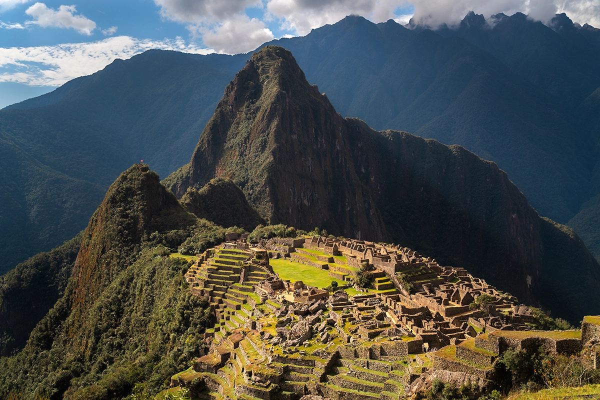 Fotografía paisajística de Machu Picchu capturada con el objetivo Tamron 35-150 mm F2–2.8, que muestra las ruinas detalladas en primer plano y las espectaculares capas montañosas al fondo.