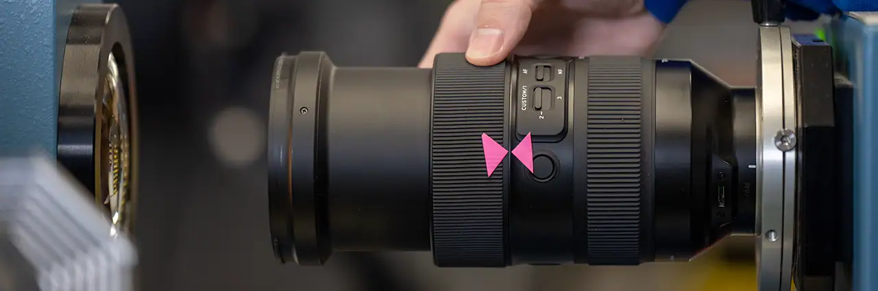 Lente Tamron submetida a calibração autorizada de fábrica durante serviço de reparo profissional.