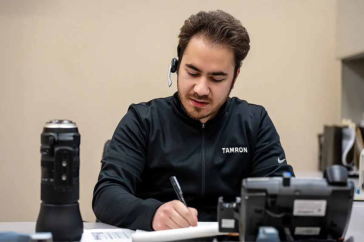 Especialista em atendimento ao cliente da Tamron, auxiliando com peças de reposição e solicitações de serviço.