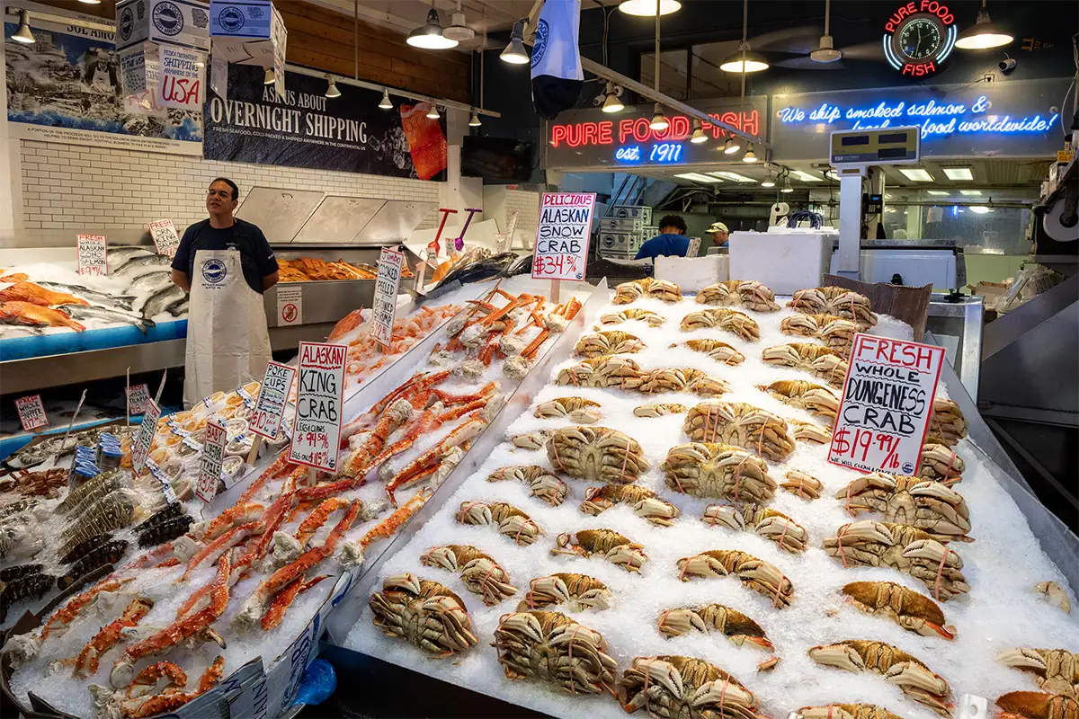 Mercado interno de frutos do mar fotografado com uma lente zoom versátil adequada para fotografia de viagem e de rua.